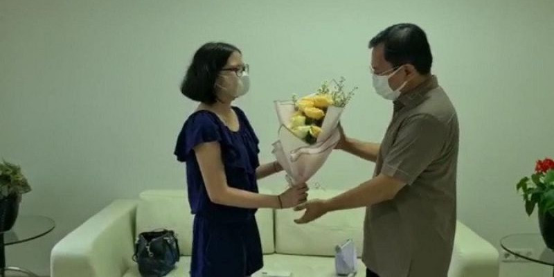 Vanessa, Gadis yang Sembuh Usai Divaksin Nusantara Beri Bunga Ucapan Terima Kasih ke Dokter Terawan