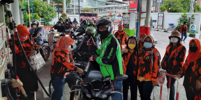 Sosok Wanita Kuat Penyokong Keluarga, Puasa Tak Menghalangi Berkarya