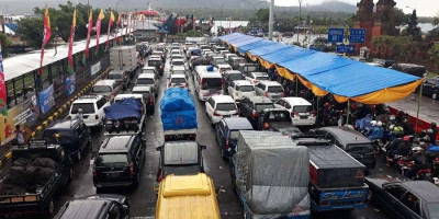 Ribuan Kendaraan Menuju Pelabuah Gilimanuk Menumpuk, Antrean Panjang dari Jumat hingga Sabtu