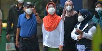 Wapres dan Istri Kunjungi Ragunan, Tanya Gorila Diberi Makan Apa