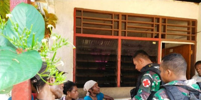 Atasi Kesulitan Masyarakat Perbatasan, Satgas Yonif 126/KC Gelar Pengobatan Door To Door