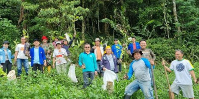 Senator Stefa Bersama Kelompok Tani Tanam Pohon di Gn. Tampusu