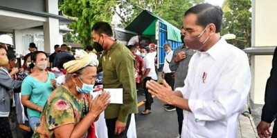 Rasa Haru Warga Tampaksiring Terima Sembako dari Presiden 