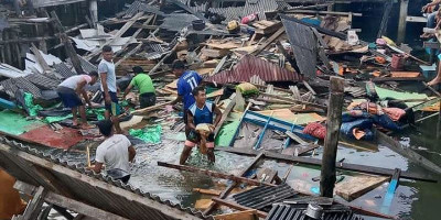 Rumah Apung Tiba-Tiba Ambruk