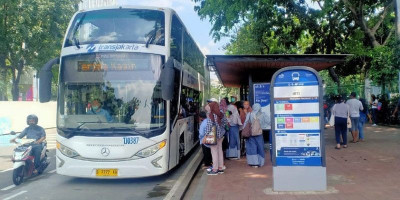 Masyarakat Antusias Gunakan Bus Tingkat Wisata Transjakarta