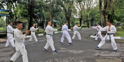 Tingkatkan Kemampuan Beladiri, Prajurit Yonif 3 Marinir Berlatih Karate