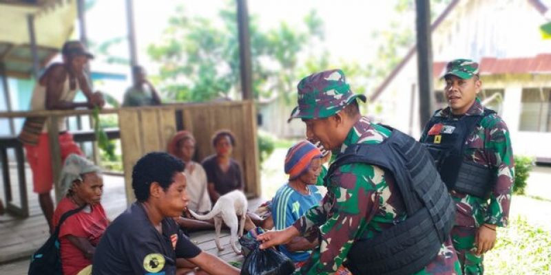 Satgas Yonif 126/KC Bantu Atasi Kesulitan Rakyat Di Perbatasan RI-PNG