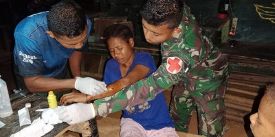 Istri Disabet Parang Suami, Mace Segera Diobati Satgas Yonif 126/KC