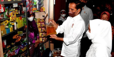 Jokowi dan Iriana Tanya Harga Minyak Goreng di Pasar Muntilan, Beli Rempah, Kerupuk hingga Bakul 