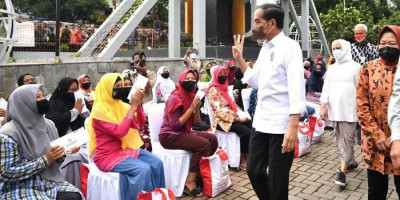 Jokowi Tunjukkan Gestur 3 Jari di Depan Masyarakat, Pertanda Apa? 