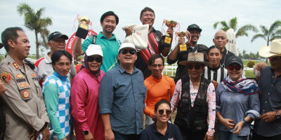 Hadiah untuk Susi Pudjiastuti di Pacuan Kuda Piala Bupati Pangandaran