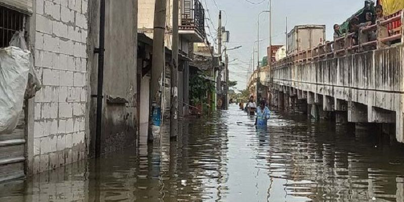 Ganjar Pranowo Kerahkan Pompa Air Berkapasitas Besar untuk Sedot Banjir Rob di Semarang 