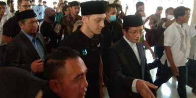 Mezut Ozil Salat Jumat di Masjid Istiqlal, Pakai Kaus Kasual dan Kopiah Hitam