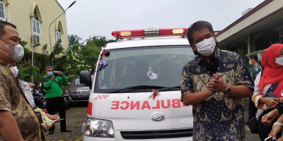 Angkatan 86 Serahkan Bantuan Ambulans ke Gereja Katolik Paroki St Thomas Depok 