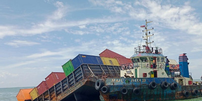 Bakamla Amankan Kontainer Laka Kapal di Perairan Selat Malaka
