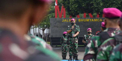 Di Markas Korps Marinir, Kadisprov Kormar Pimpin Upacara Bendera
