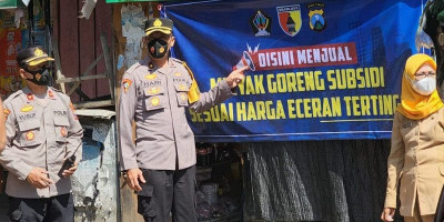 Satgas Pangan Polres Blitar Kota Pasang Spanduk Harga Eceran Tertinggi Minyak Goreng di Pasar 