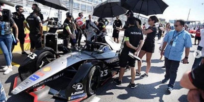 Tinjau Pengemasan Mobil Formula E, Anies Baswedan: Ambil Ilmunya