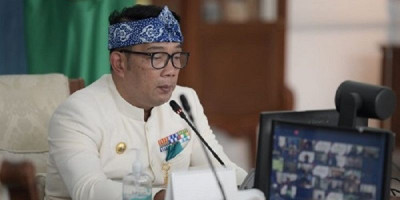 Mulai Ngantor Gedung Sate, Ridwan Kamil Langsung Pimpin Rapat