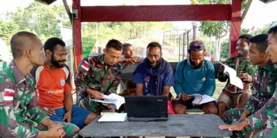 Transfer Ilmu, Satgas Yonif 126/KC Ajarkan Pemuda Papua Operasikan Laptop