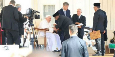 Bertemu Paus Fransiskus di Vatikan, Menag Yaqut: <i>Berkah Dalem, Your Holliness</i>  