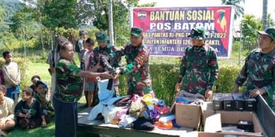 Satgas Pamtas Yonif 126/KC Bagikan Pakaian Layak Pakai ke Warga Perbatasan Papua   