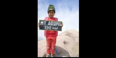 Luar Biasa, Bocah Ini Jadi Pendaki Termuda yang Jejakan Kaki di Puncak Gunung Agung