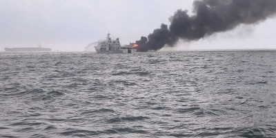 Kapal Bakamla RI Padamkan Api yang Membakar Kapal di Perairan Karimun, Seorang ABK Tewas