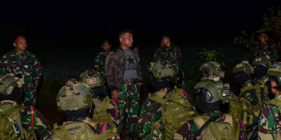 Danpasmar 1 Tinjau Prajuritnya Latihan Terjun Tempur Malam