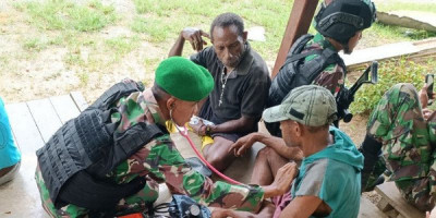 Satgas Pamtas Yonif 126/KC Laksanakan Pengobatan Door To Door 