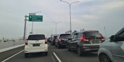Penerapan Contraflow, Kendaraan Menumpuk di Depan MOI 