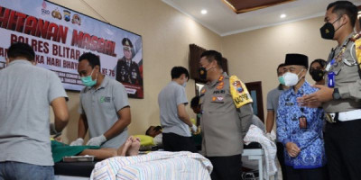 Sambut Hari Bhayangkara Ke-76, Polres Blitar Kota Gelar Khitanan Massal 
