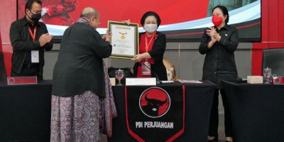 Anugerahkan 2 Penghargaan, Jaya Suprana Minta PDIP Pecahkan Rekor Minum Jamu 