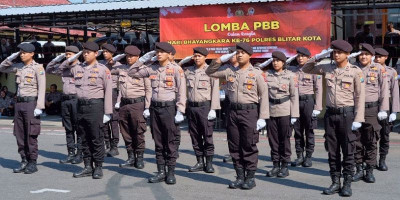 Meriahkan Hari Bhayangkara ke-76 Polres Blitar Kota Menggelar Lomba PBB 
