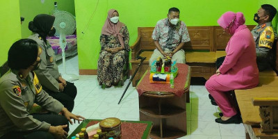 Hari Bhayangkara Ke-76, Kapolres Blitar Kota Anjangsana Jenguk Anggota yang Sakit 