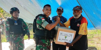 Satgas Pamtas Yonif 126/KC Berbagi Keceriaan dan Kebahagiaan dengan Masyarakat  