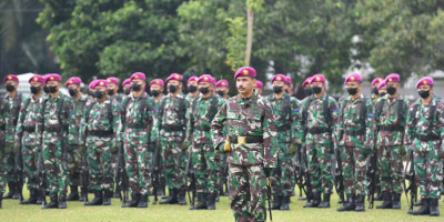 Prajurit dan PNS Mako Kormar Laksanakan Upacara Bendera