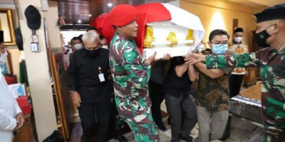 Mahfud MD Lepas Jenazah Tjahjo Kumolo untuk Dimakamkan di TMP Kalibata Secara Militer 
