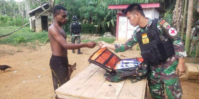  Satgas Pamtas Yonif 126/KC Bagi Obat Gratis ke Masyarakat Perbatasan Papua