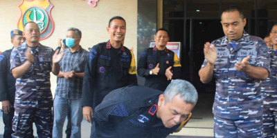 HUT Bhayangkara, Prajurit Marinir Beri Kejutan Kepada Satuan Brimob Polda Metro Jaya
