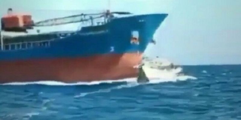 Detik-detik Kapal Kargo Tabrak Kapal Nelayan hingga Tenggelam, 15 ABK Terjun ke Laut