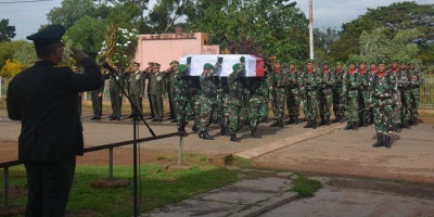 Beri Penghormatan Terakhir, Danrem 174 Merauke Pimpin Upacara Pengantaran Jenazah (Alm) Mayor Ckm dr Beni Arjihans