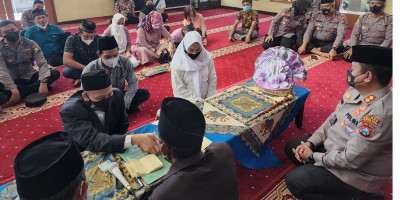 Kisah Haru Tahanan Polisi Menikah di Polres Blitar Kota 