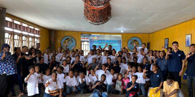 PLI Resmi Buka Pos Belajar Bahasa Inggris di Kampung Ayapo Sentani