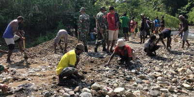 Bersihkan Irigasi, Satgas Yonif 126/Kala Cakti Aliri Air ke Kebun Masyarakat