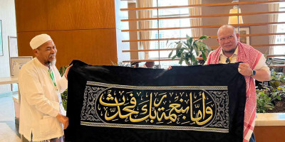 Bertemu Gus Najih Maimoen, Ketua DPD RI Diberi Kaligrafi