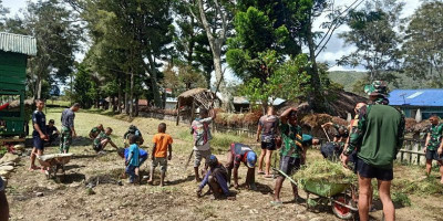 Satgas Pamtas Yonif Raider 142/KJ Bersama Warga Gotong Royong Bersihkan Fasilitas Umum