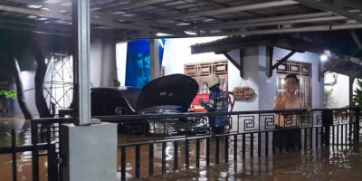 Wilayahnya Dilanda Banjir, Camat Bojonggede Bersama Kepala Desa Cimanggis Tinjau Langsung Lokasi