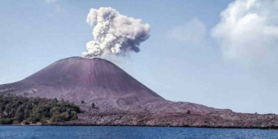 Gunung Anak Krakatau Meletus!
