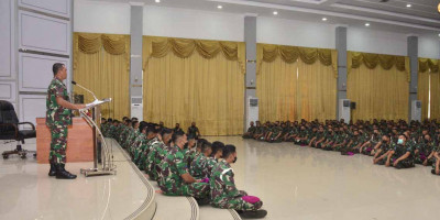 Prajurit dan PNS Mako Kormar Serta Lanmar Jakarta Terima Jam Dankormar